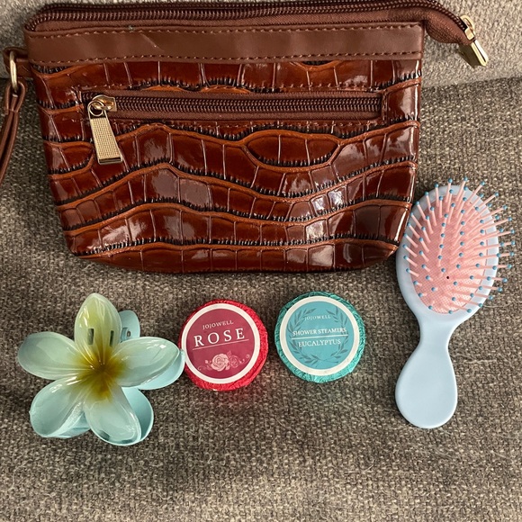 Brown Crocodile Pattern Clutch with Skincare Set - Picture 3 of 6